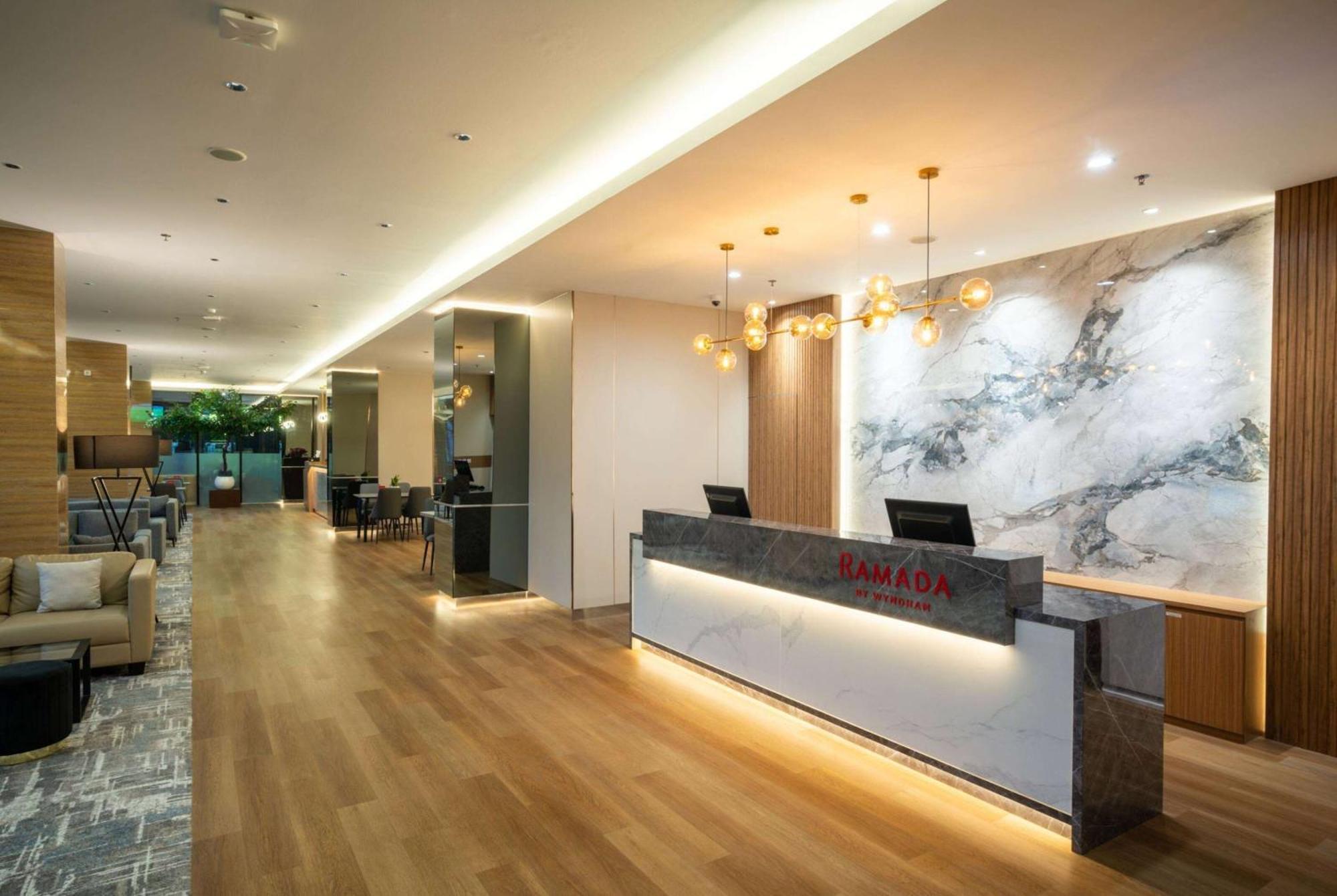 Ramada By Wyndham Serpong Eksteriør bilde